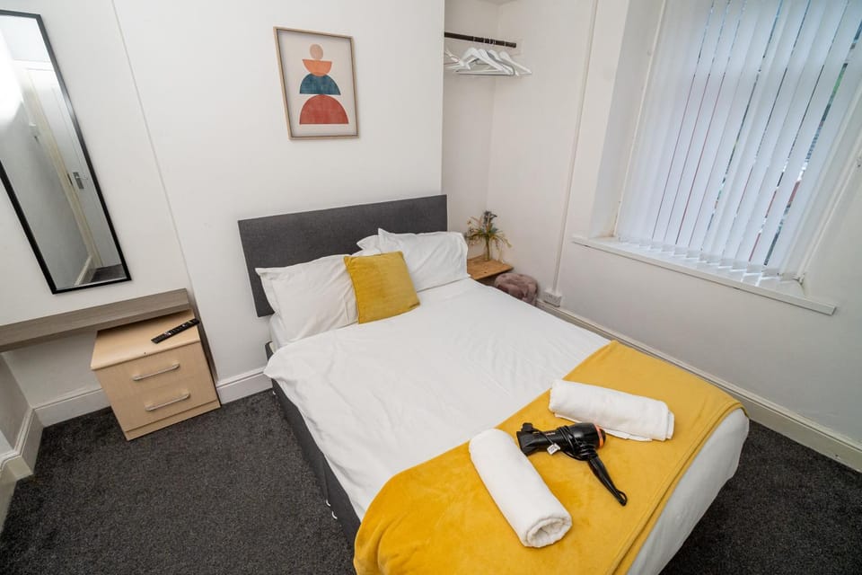 Bed, Photo of the whole room, Bedroom, towels