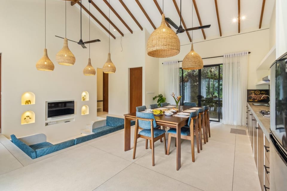 Kitchen or kitchenette, Living room, Seating area, Dining area