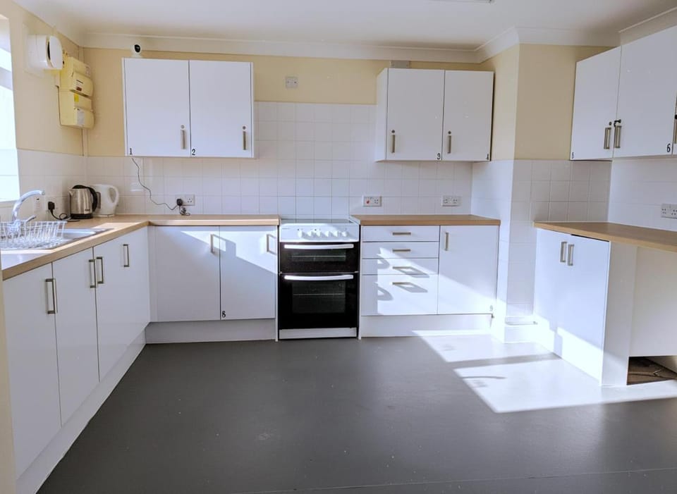 Coffee/tea facilities, Kitchen or kitchenette, oven, stove