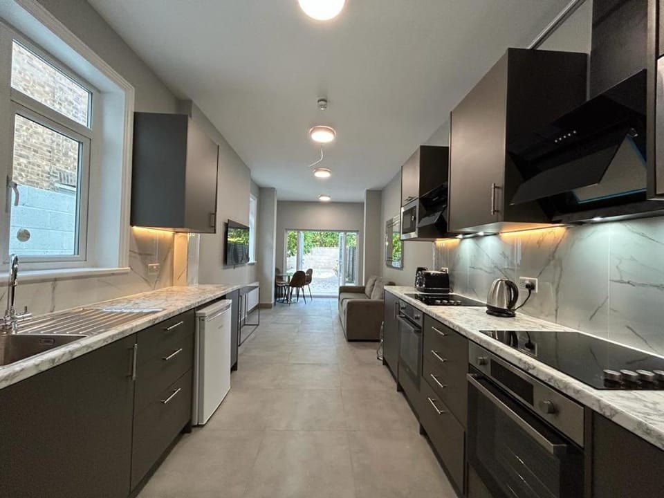 Kitchen or kitchenette, Photo of the whole room, oven, stove