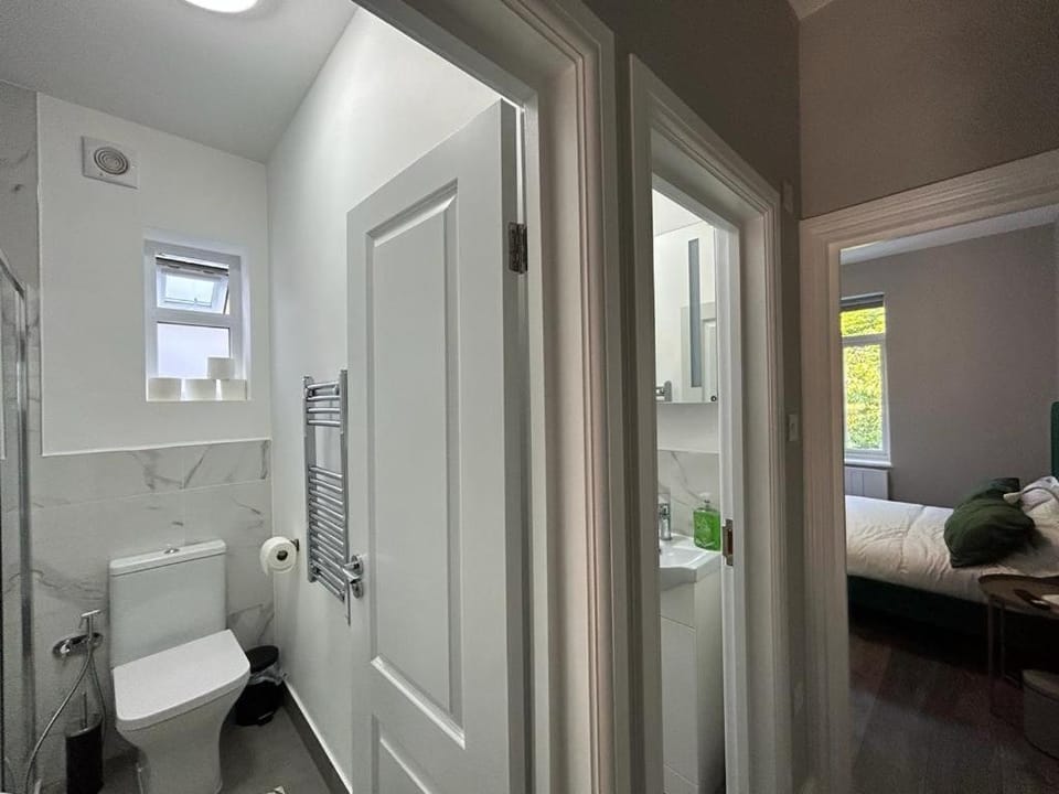 Shower, Toilet, Bed, Bathroom, Bedroom, towels
