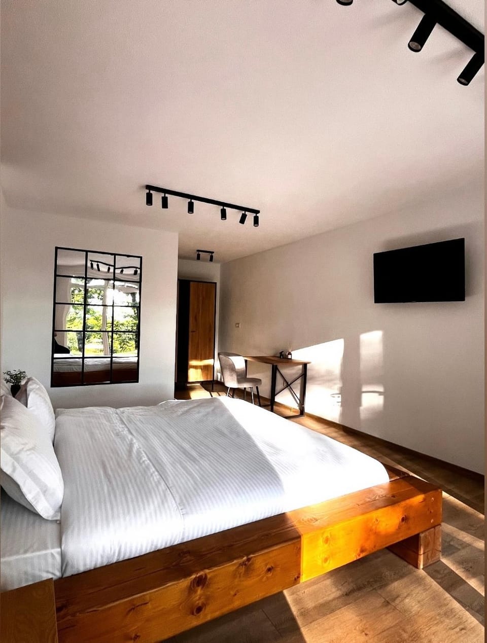 Photo of the whole room, Bedroom