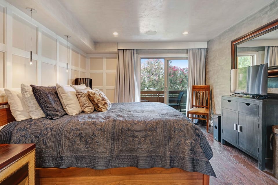 Luxury Condo Resort Amenities - Pool, Pickleball House in Point Loma