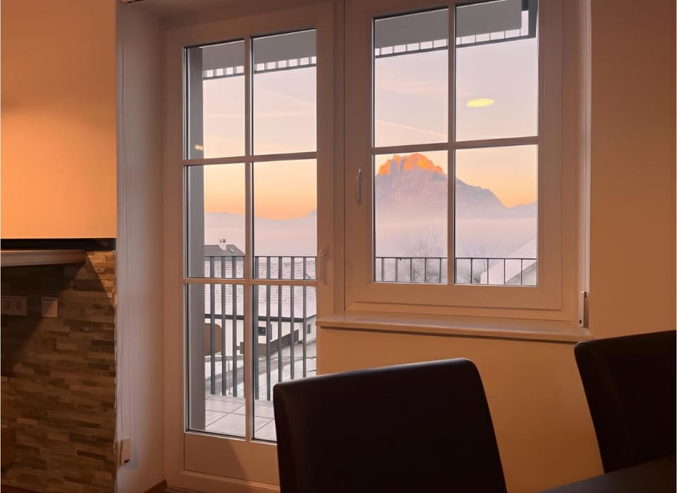 Natural landscape, Balcony/Terrace, Living room, Seating area, Dining area, Mountain view