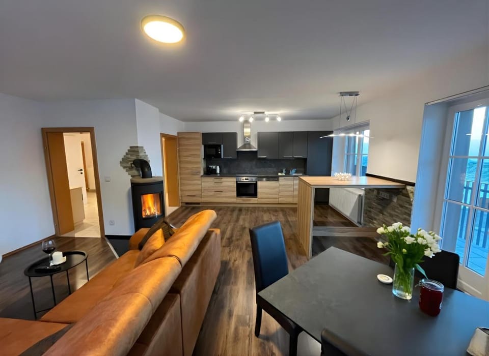 Kitchen or kitchenette, Seating area, Dining area, fireplace, oven