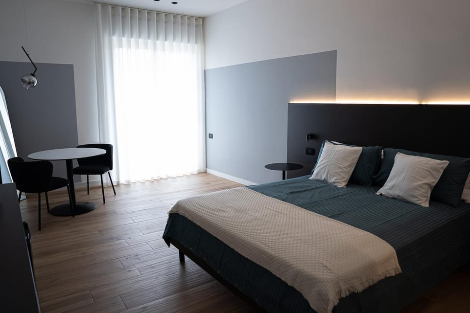 Bed, Living room, Photo of the whole room, Seating area, Bedroom