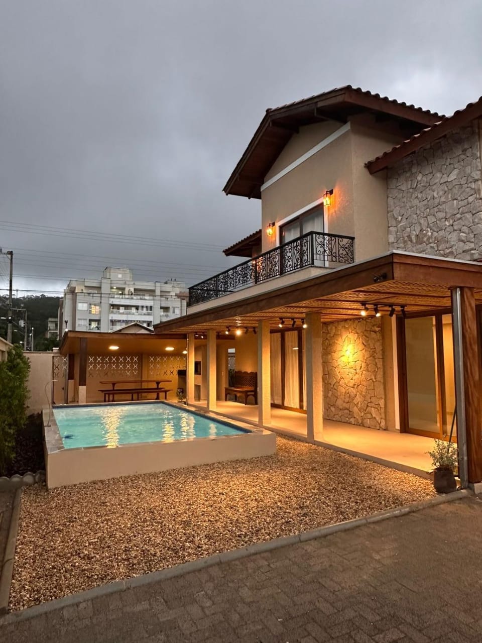 Casa Pedra e Luz em Bombinhas com piscina aquecida House in Bombinhas