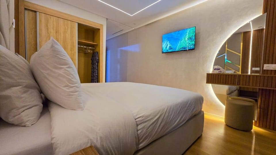 Bed, TV and multimedia, Photo of the whole room, Bedroom
