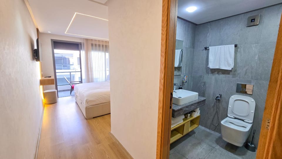 Toilet, Bed, Bathroom, Photo of the whole room, Bedroom, towels