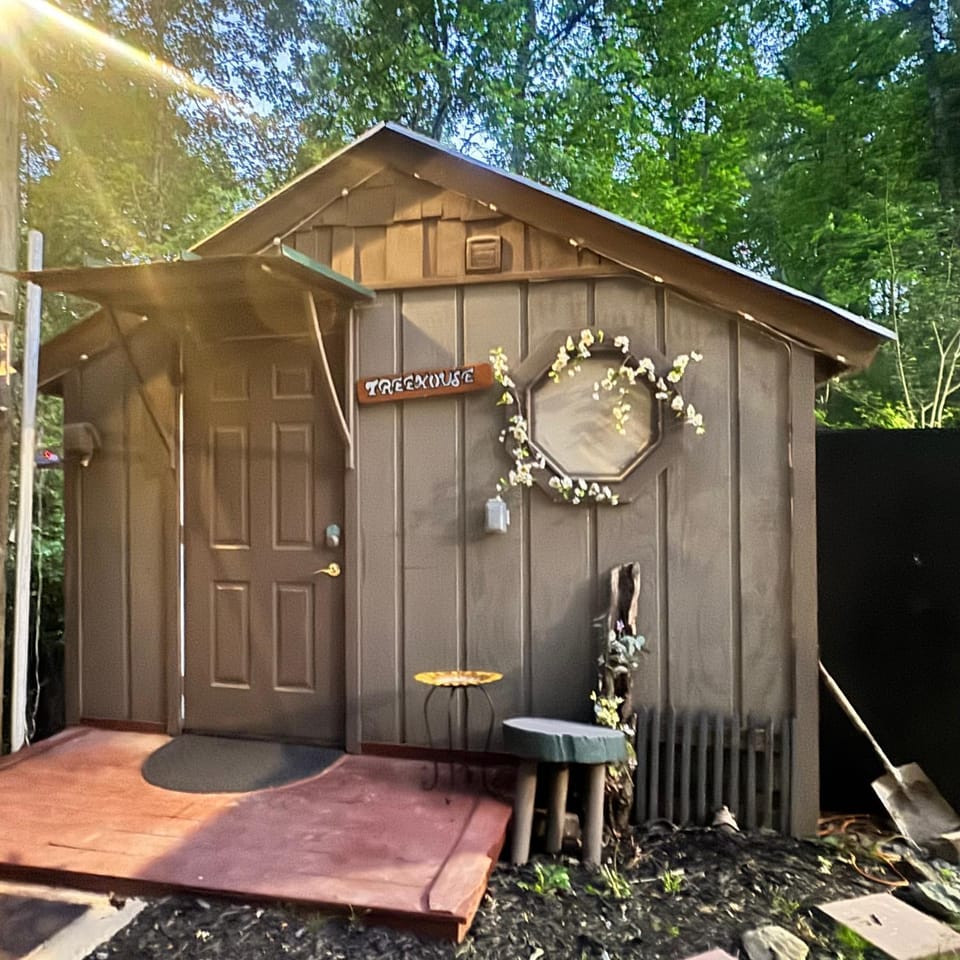 The Treehouse at Gatlinburgs Best Kept Secret Tiny Home PetsYES 420YES Chalet in Gatlinburg