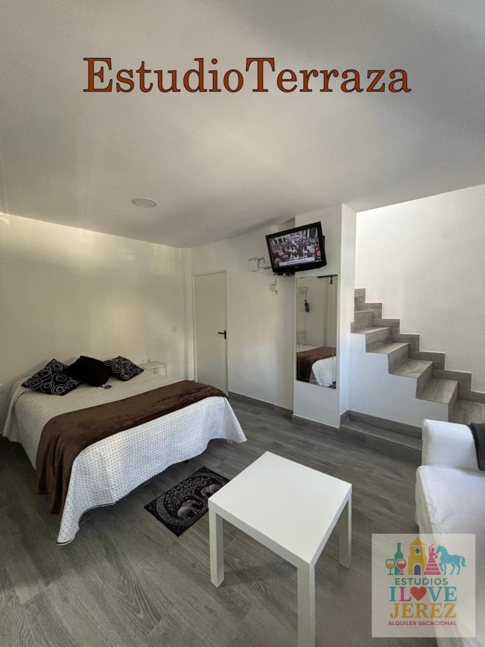 Bed, Living room