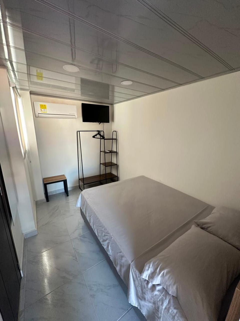 Bed, TV and multimedia, Photo of the whole room, Bedroom, wardrobe, air conditioner