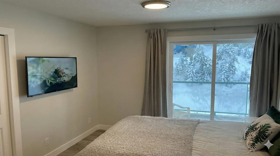 True Ski-In-Ski-Out Rare 3-Bed Condo Apartment in Vancouver Island