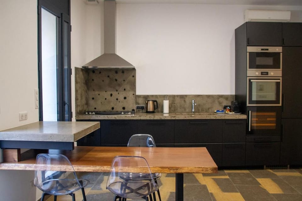 Coffee/tea facilities, Kitchen or kitchenette, Dining area, oven, stove
