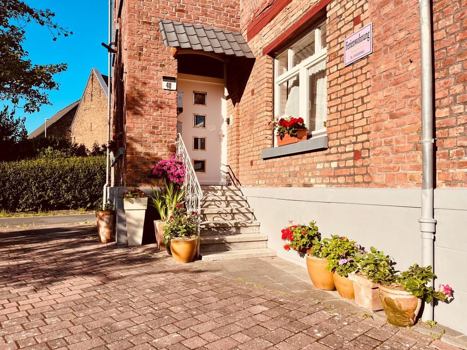 Property building, Spring, Day, Neighbourhood, Street view