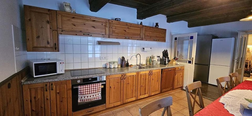 Kitchen or kitchenette, Seating area, Communal kitchen, Meals, dishwasher, microwave, oven, toaster, kitchen