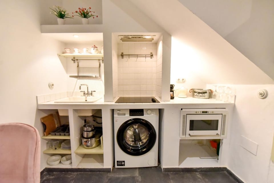 Kitchen or kitchenette, stove, washing machine