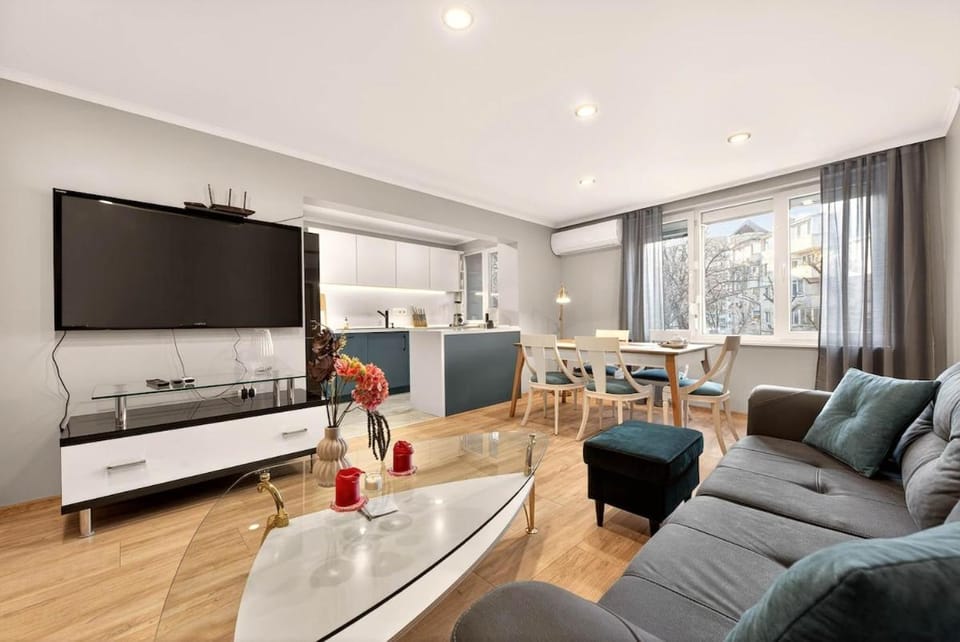 TV and multimedia, Living room, Seating area, Evening entertainment