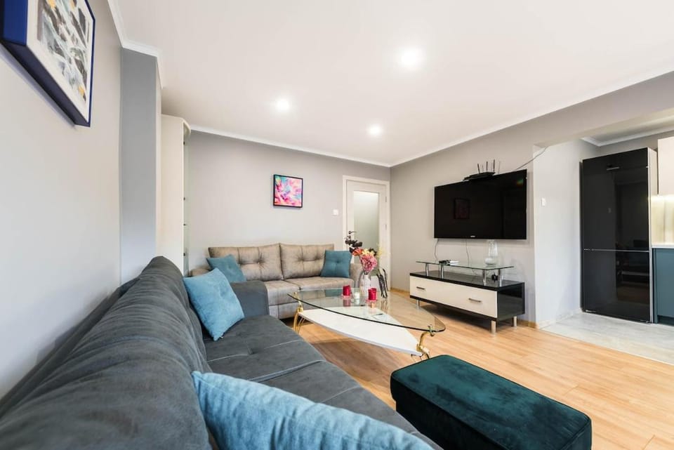 TV and multimedia, Living room, Seating area, Evening entertainment