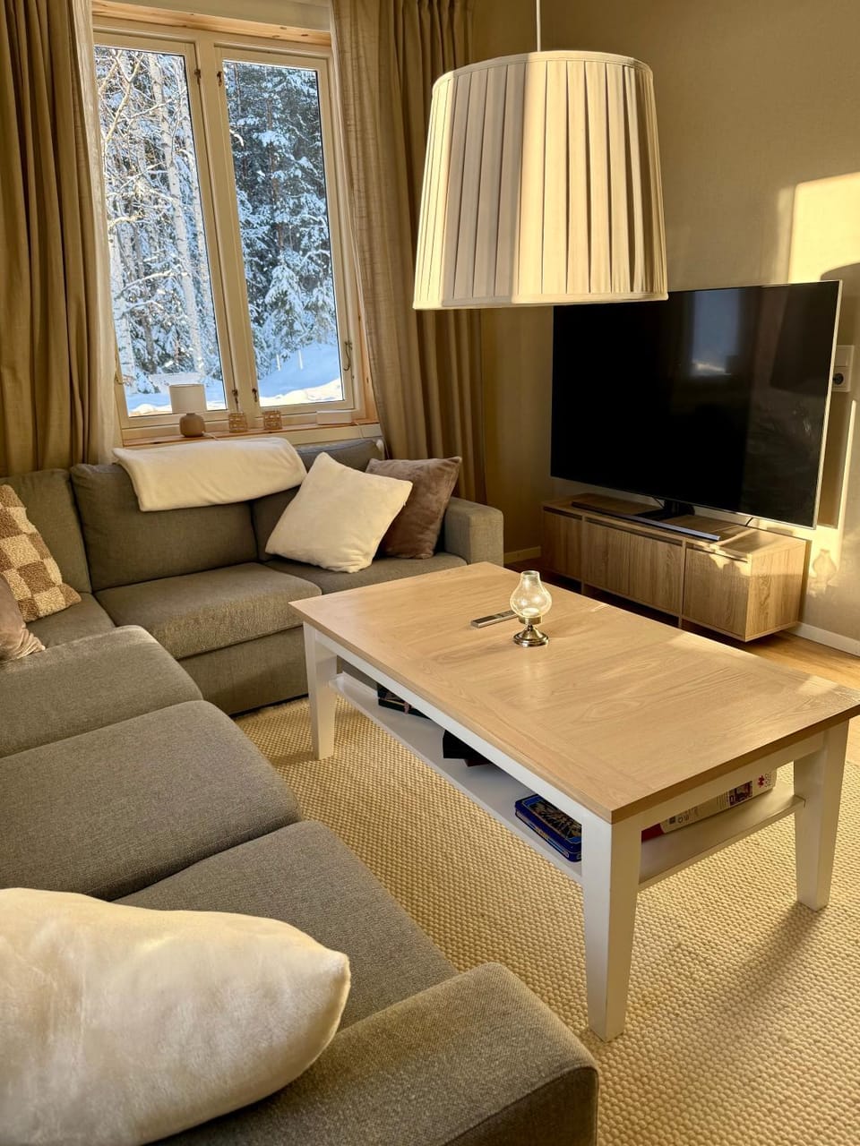TV and multimedia, Living room, Seating area, Evening entertainment