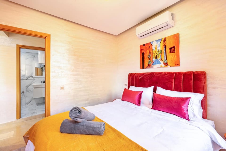 Bed, Bedroom, towels