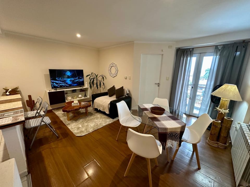 TV and multimedia, Living room, Seating area, Evening entertainment
