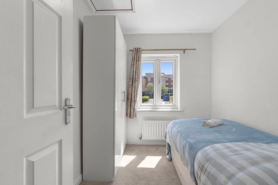 Bedroom, towels, towels, wardrobe