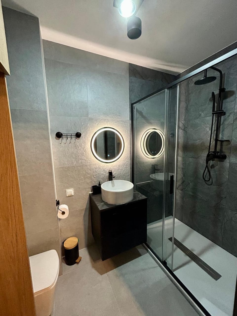 Shower, Toilet, Bathroom, towels