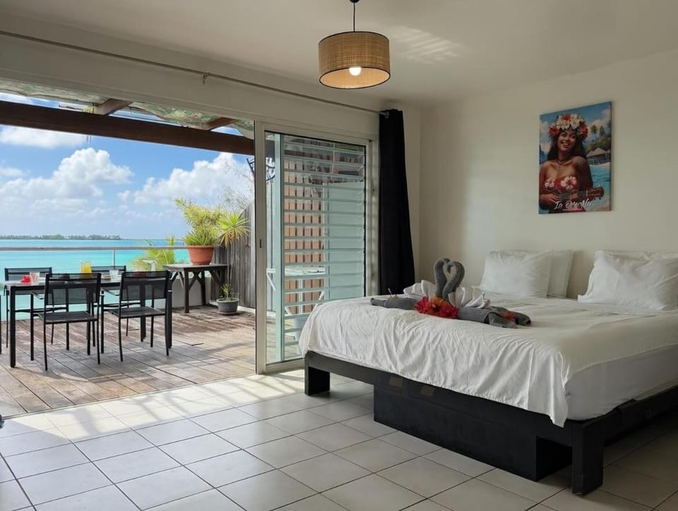 Large studio facing lagoon Apartment in Bora-Bora