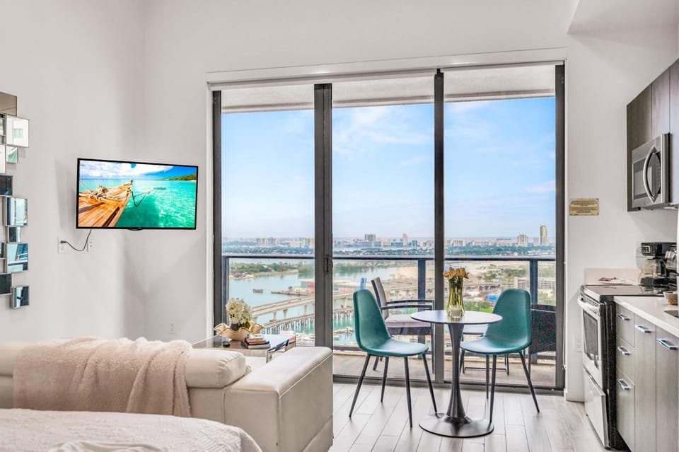 TV and multimedia, Dining area, City view, Sea view