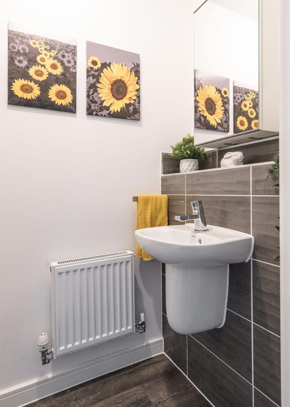 3 Bedroom House - Sleeps 8 - Driveway Parking Apartment in Aylesbury Vale