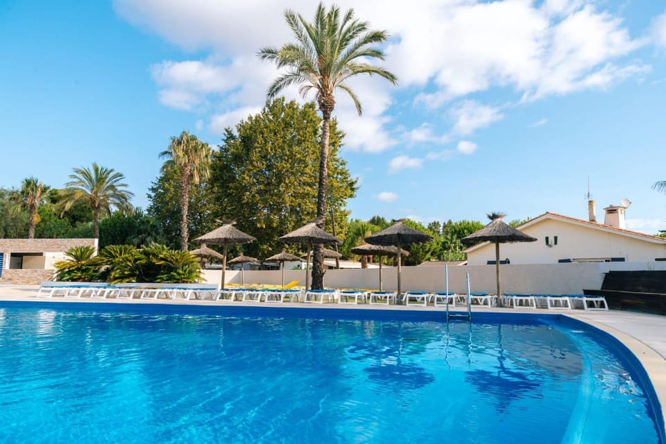 Pool view, Swimming pool, sunbed