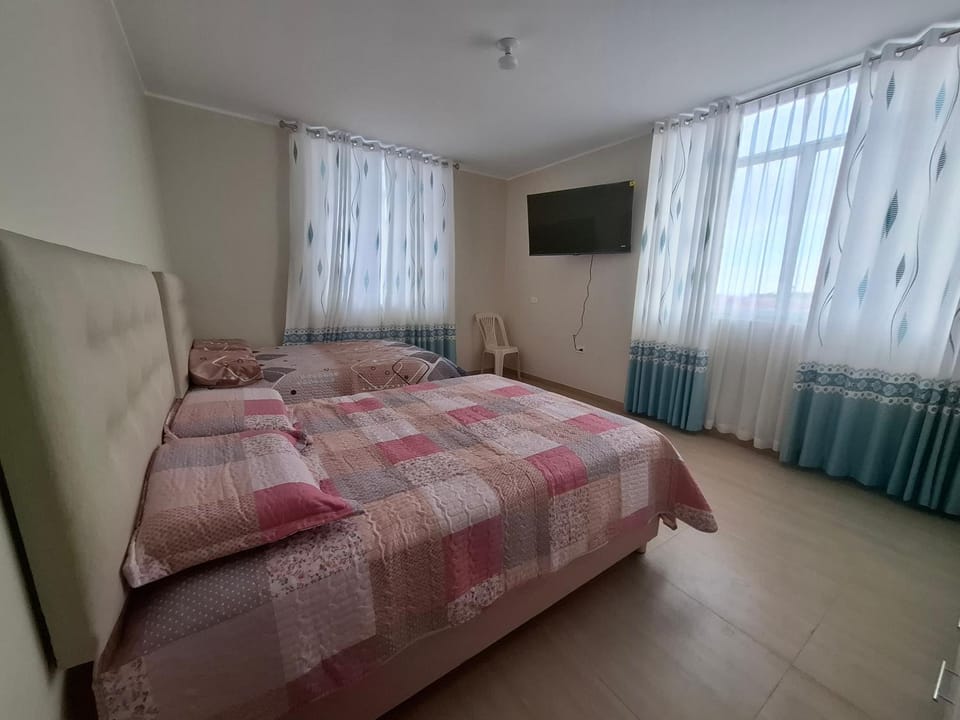 Bed, TV and multimedia, Photo of the whole room, Bedroom