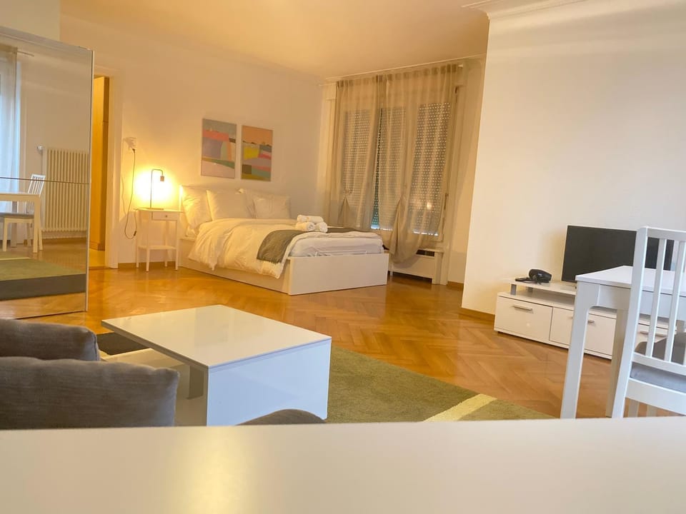 Bed, TV and multimedia, Living room, Seating area, Bedroom