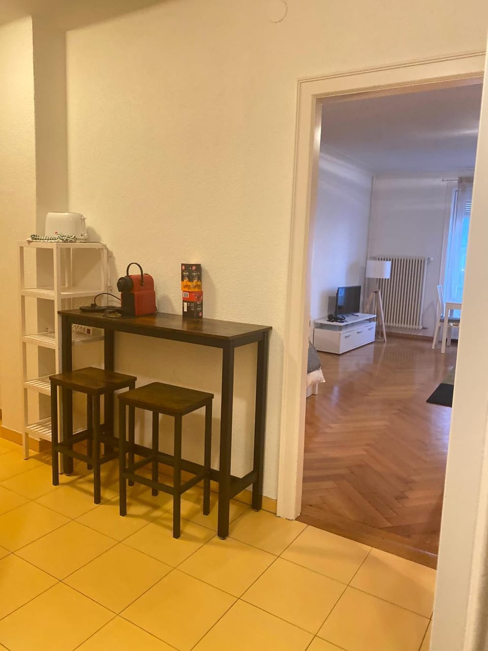 Kitchen or kitchenette, minibar