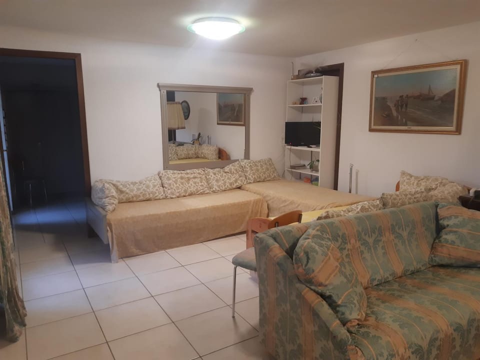 Bed, TV and multimedia, Living room