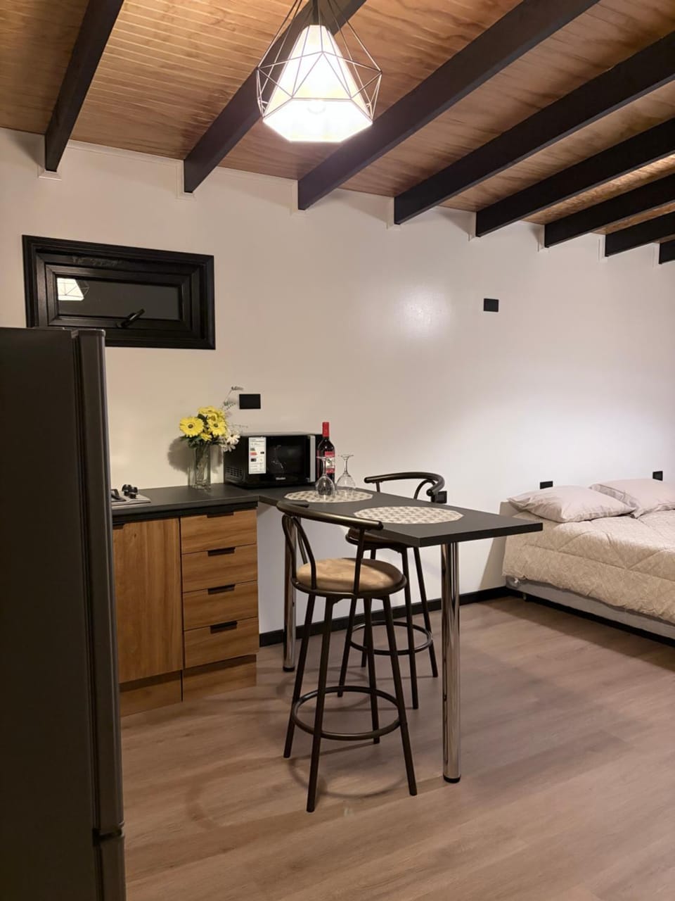 Kitchen or kitchenette, minibar