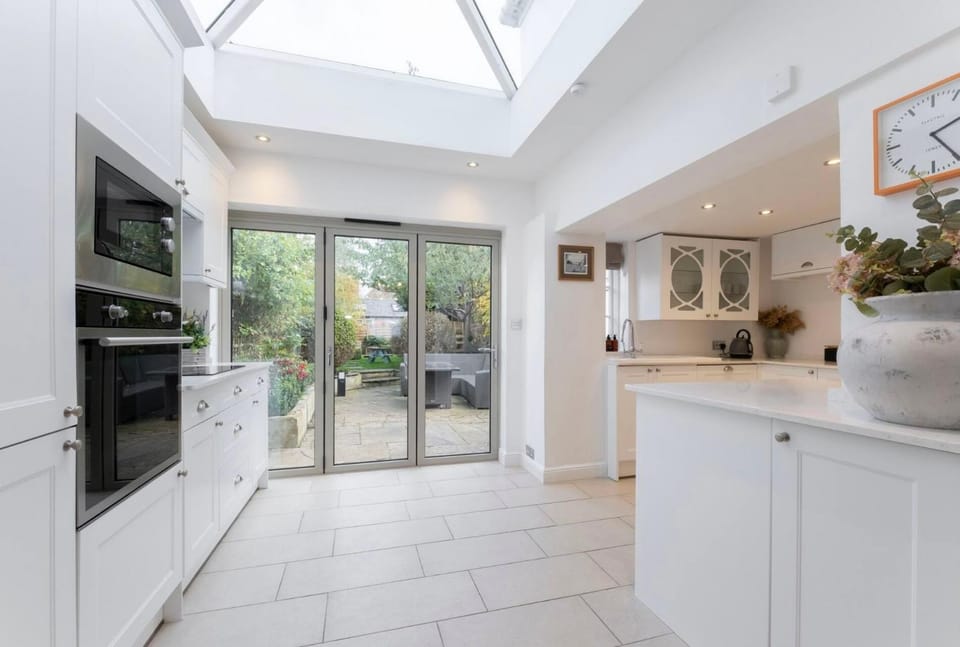 Beautiful 4 Bedroom Home House in Cheltenham