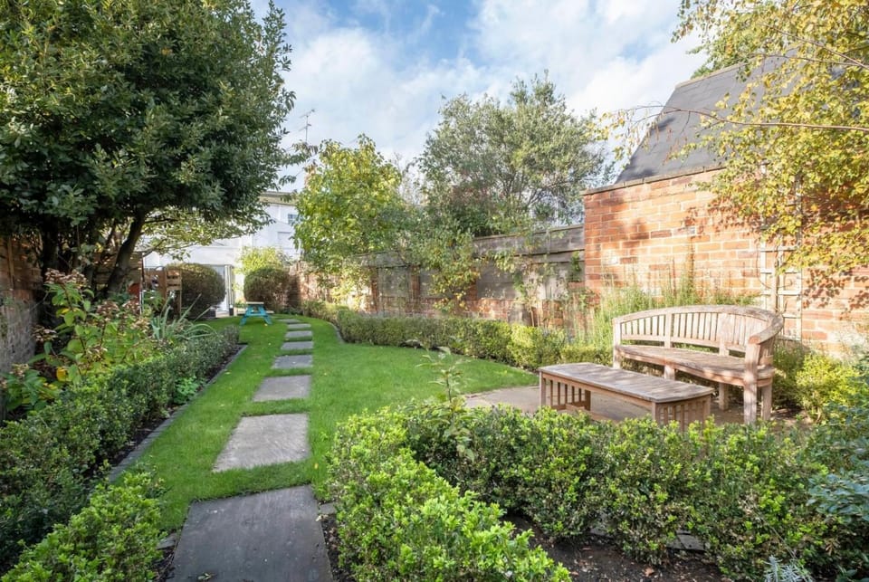 Beautiful 4 Bedroom Home House in Cheltenham