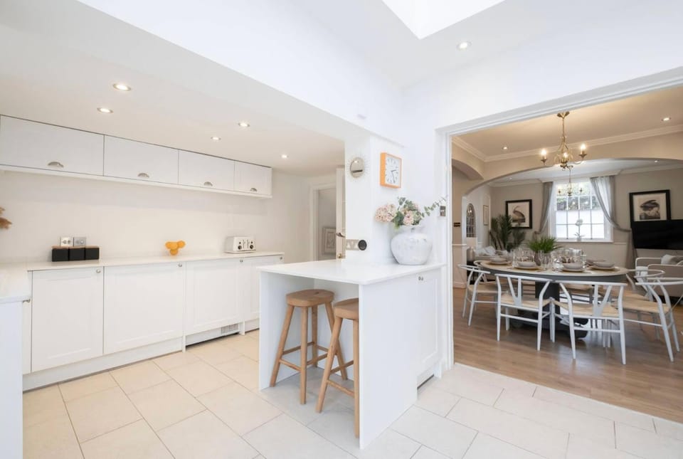 Beautiful 4 Bedroom Home House in Cheltenham