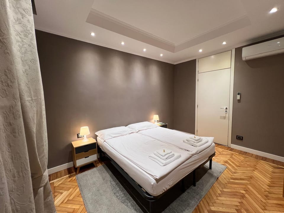 Bed, Photo of the whole room, Bedroom, towels