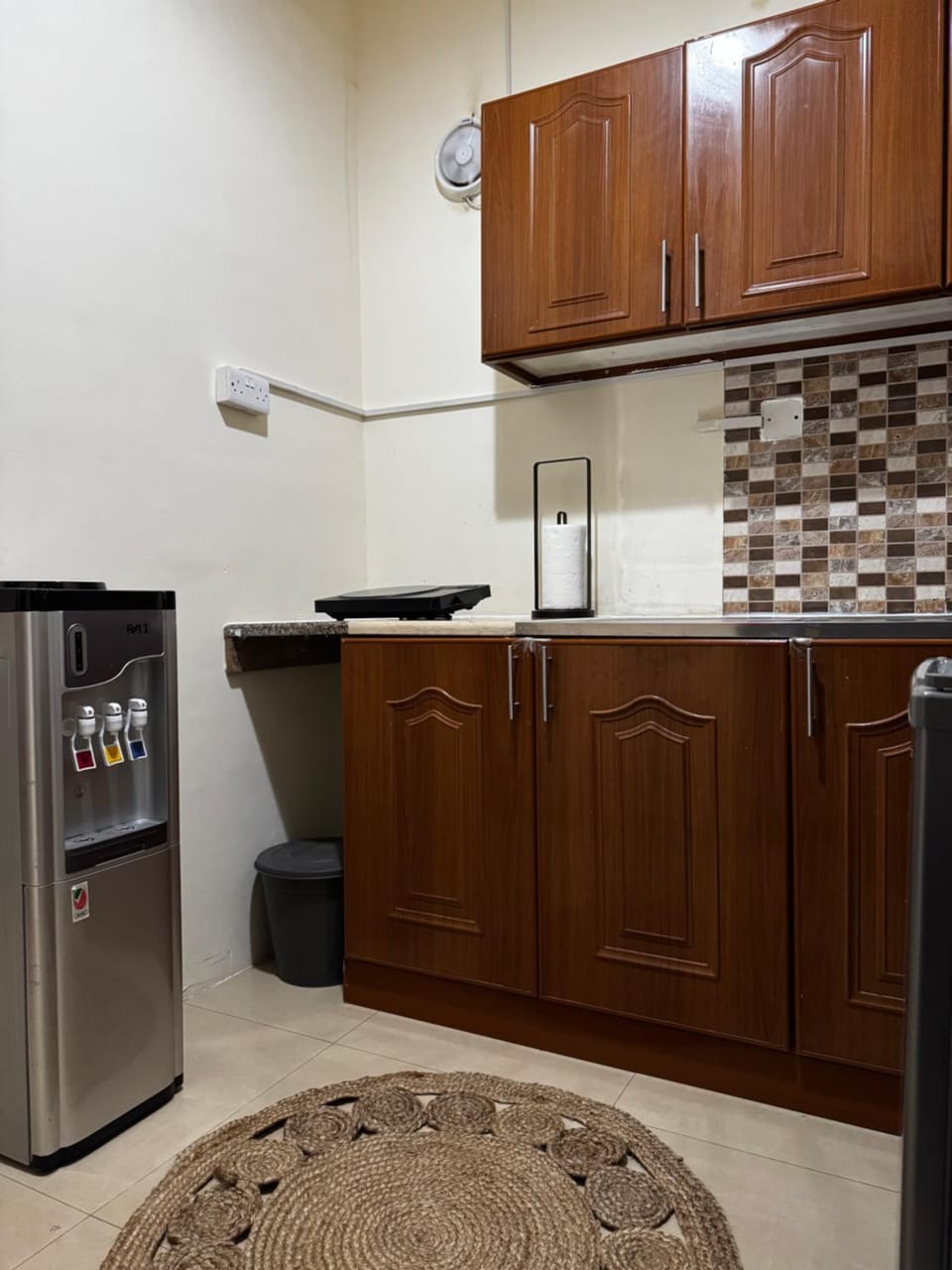 Kitchen or kitchenette, minibar, oven, stove