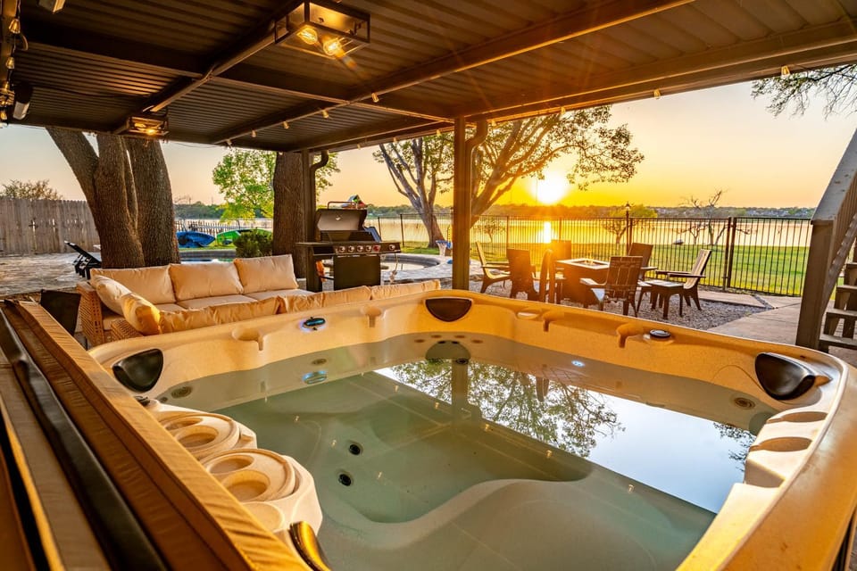 Lakefront Luxe 7BR 6Bath Home with Pool & Hot Tub House in Rowlett