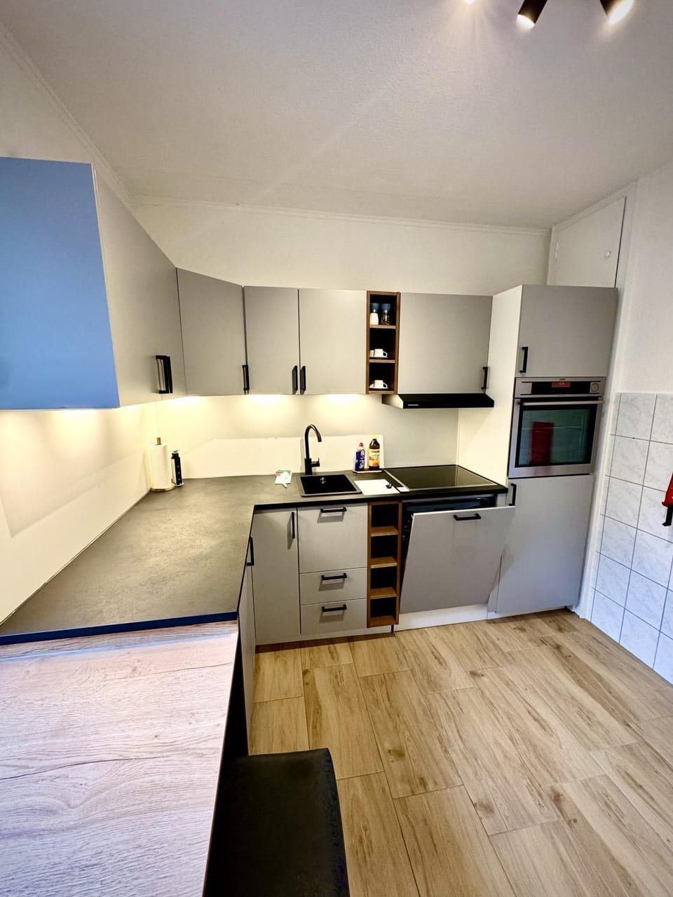 Kitchen or kitchenette, Dining area, dishwasher, oven, pet friendly, stove, washing machine