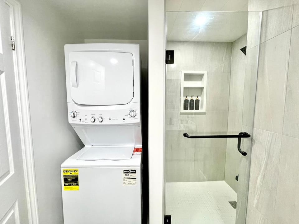 Violet Escape Modern Apt 1B 1B, Kitchen, Parking Apartment in Richmond Hill