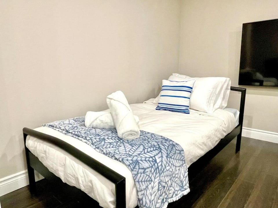 Violet Escape Modern Apt 1B 1B, Kitchen, Parking Apartment in Richmond Hill