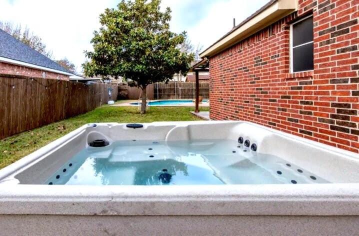 Spacious 6BR Pool Hot Tub & Game Room House in Garland