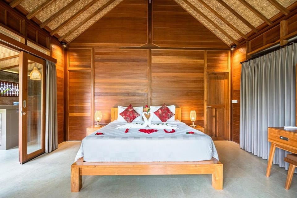 Warm Wooden Tropical Villa with Pool Villa in Abiansemal