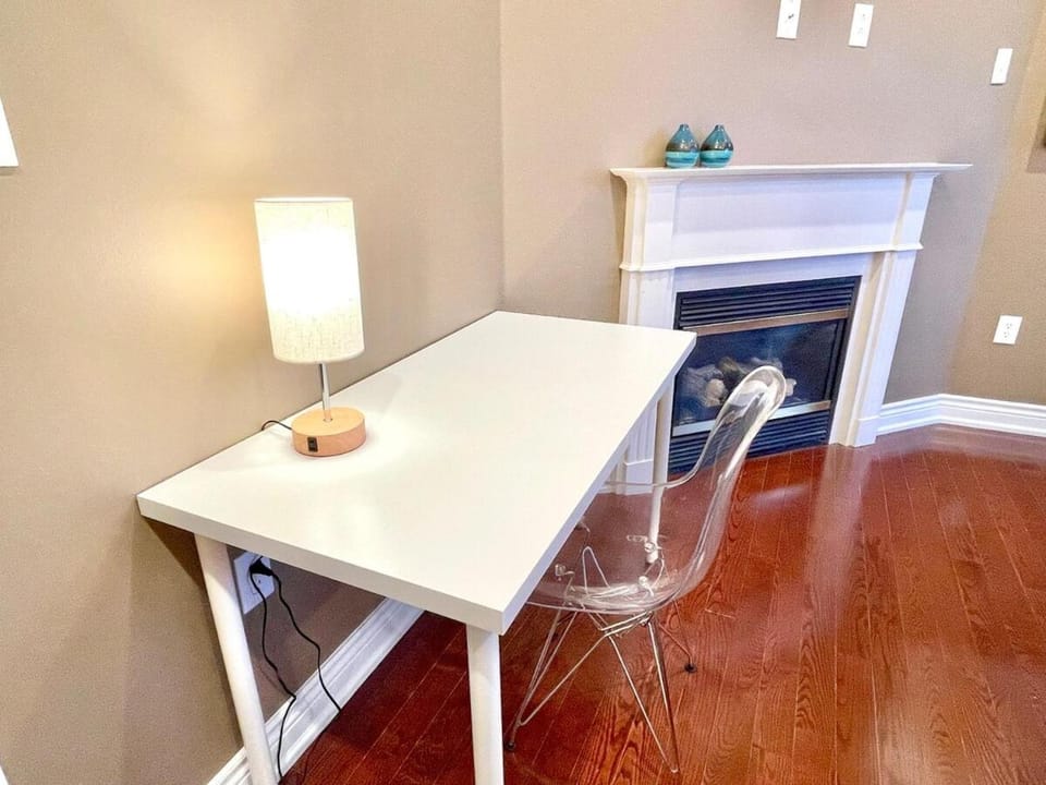 Paris Charm Modern 4B3B, Kitchen, Parking,5G Apartment in Richmond Hill