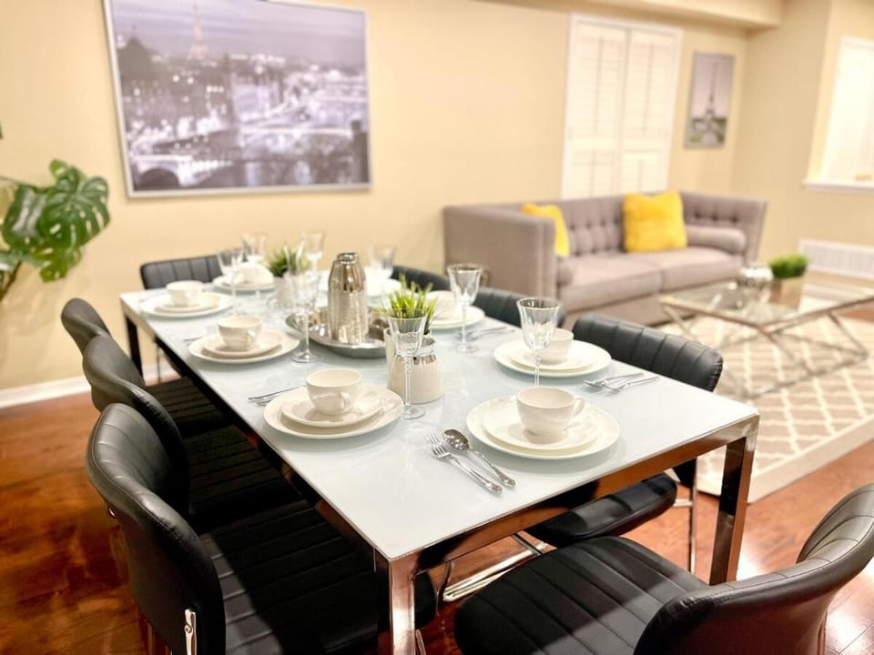 Paris Charm Modern 4B3B, Kitchen, Parking,5G Apartment in Richmond Hill